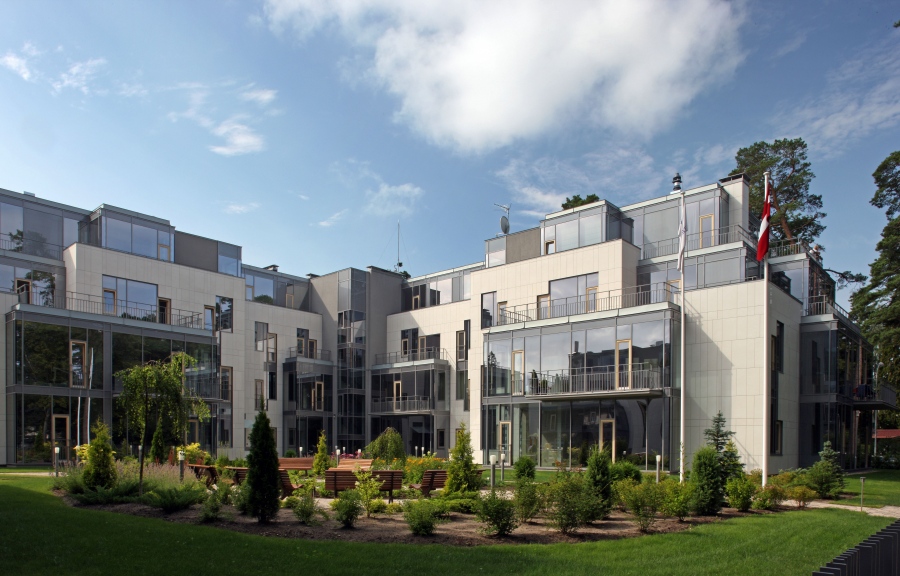 Daudzdzīvokļu dzīvojamā ēka Jūrmalā